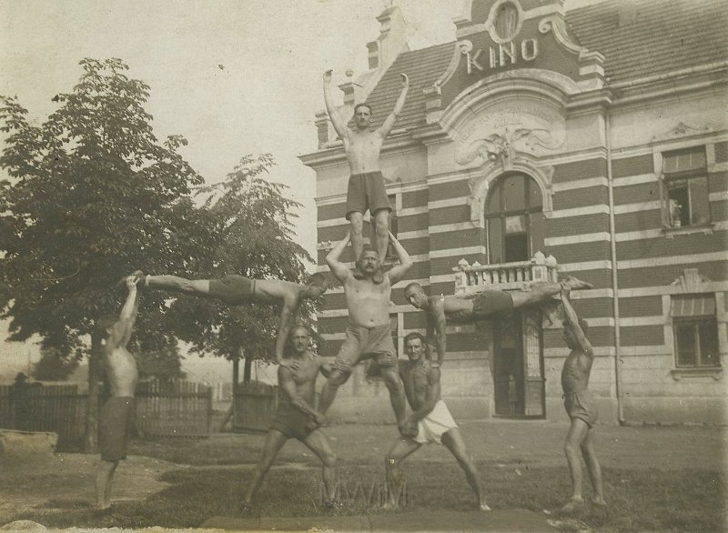 KKE 5344.jpg - Fot. Klub Sportowy „Sokół”. Od lewej stoi: drugi Franciszek Lorek (ur. 1894 r.) z kolegami, Lwów, lata 30-te XX wieku.